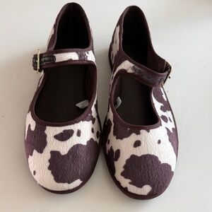 Universal Thread Brown and White Flats